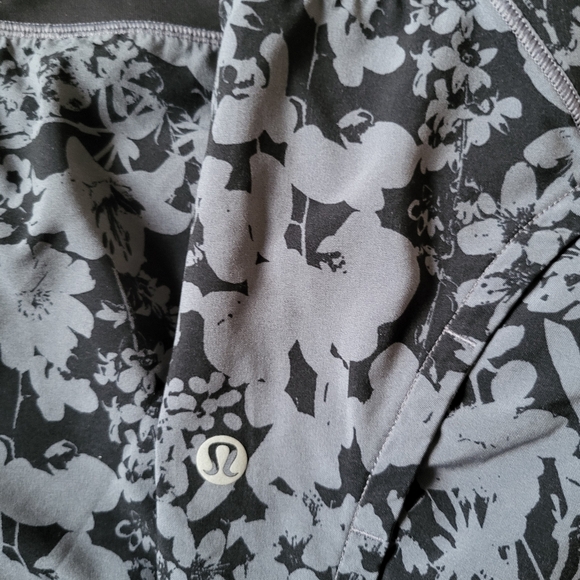 Lululemon Speed up Shorts - Picture 4 of 5